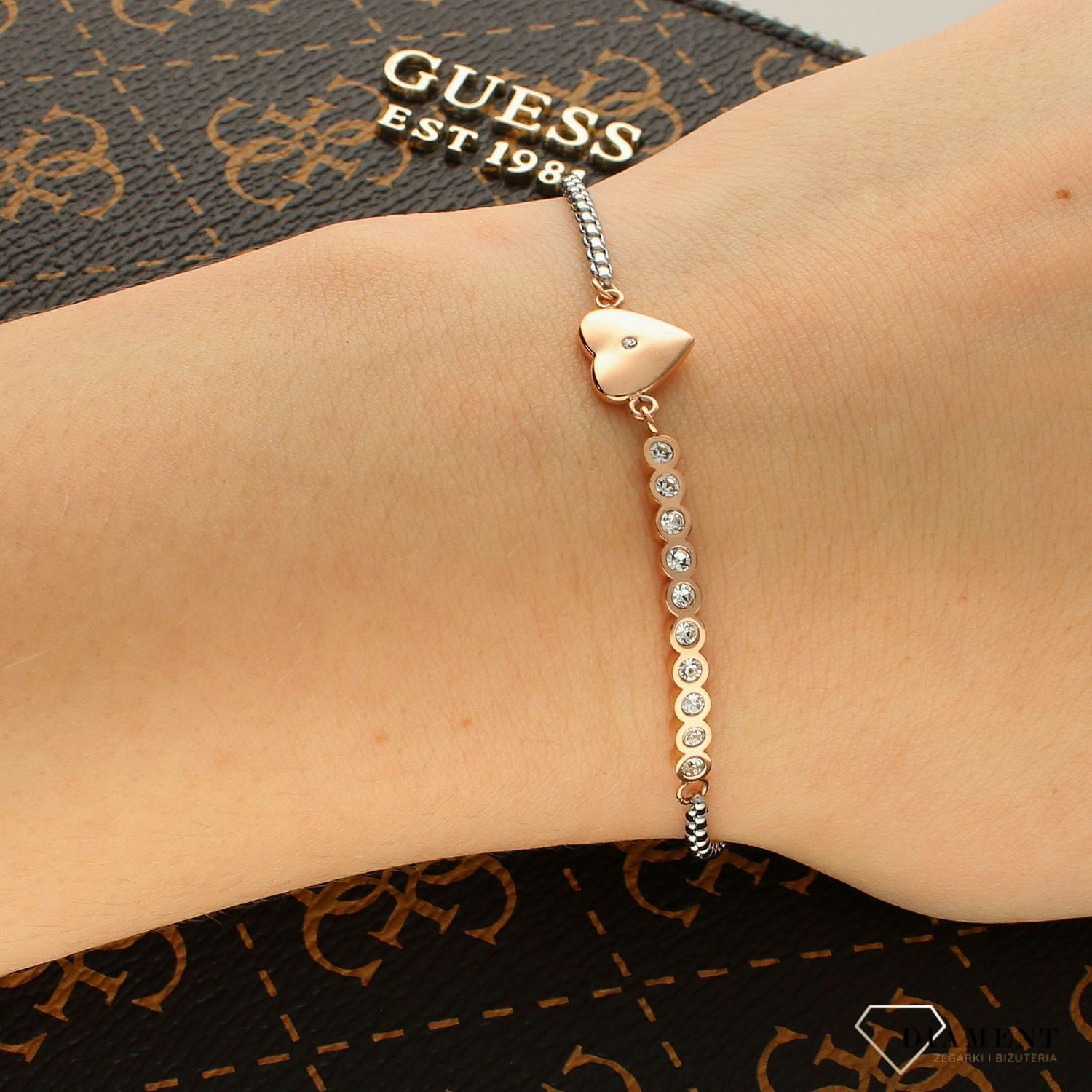 Bransoletka Nomination Italy z kolekcji Milleluci. Wykonana ze stali szlachetnej, zdobiona mieniącymi się, błyszczącymi cyrkoniami oraz zawieszką w kształcie serca w kolorze różowego złota..jpg